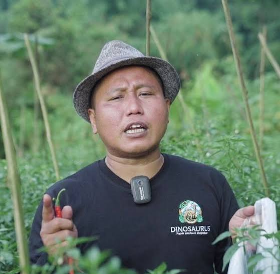 potret Narji cagur di salah satu kebun miliknya
